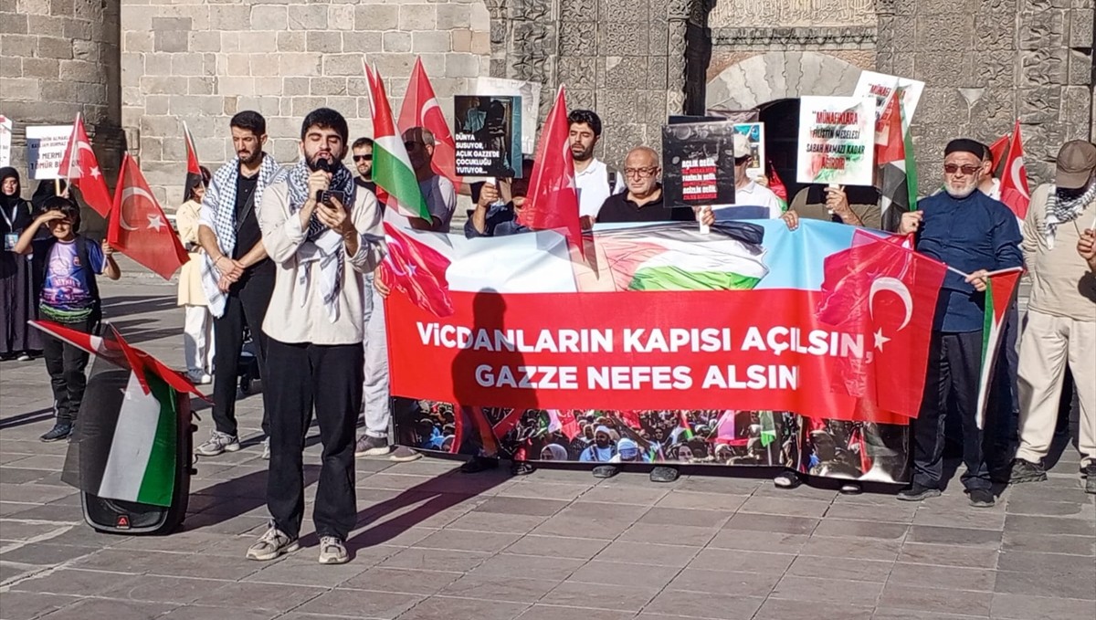 Erzurum'da sağlık çalışanları Gazze için 94. haftada da yürüdü