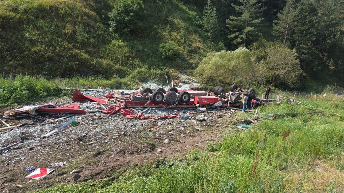Erzurum'da şarampole devrilen tırın İranlı sürücüsü öldü