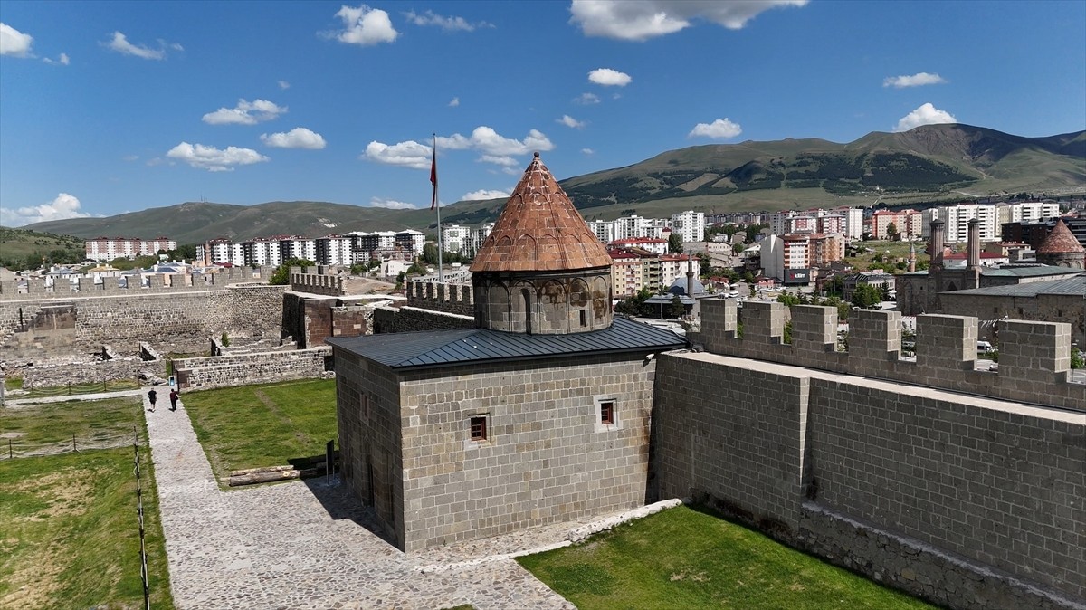 Erzurum'daki Kale Mescidi asırlardır ayakta duruyor