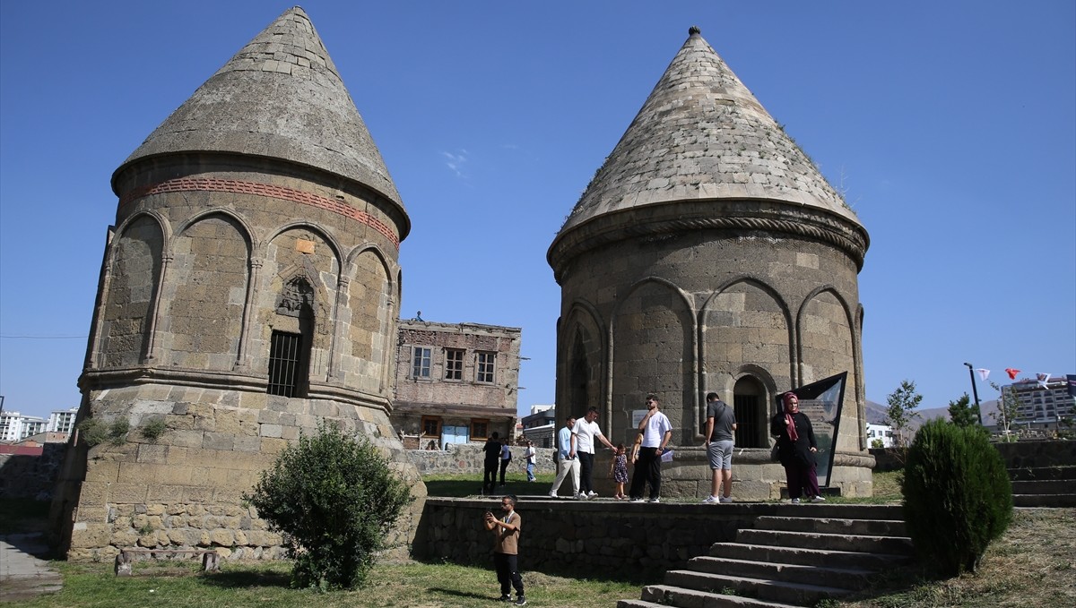 Erzurum'daki kış sporları tesisleri yaz tatilinde gençlere eğlence ve öğrenme alanı oluyor
