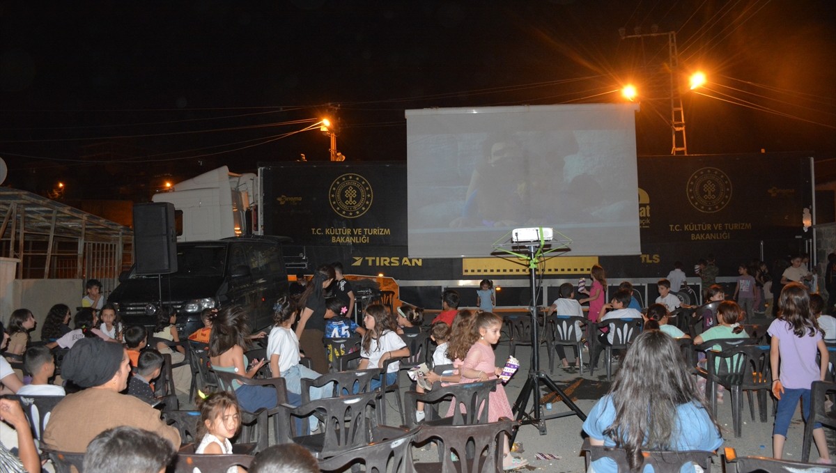 Gezen Sinema Tırı, Hakkari'de çocukları sinemayla buluşturdu