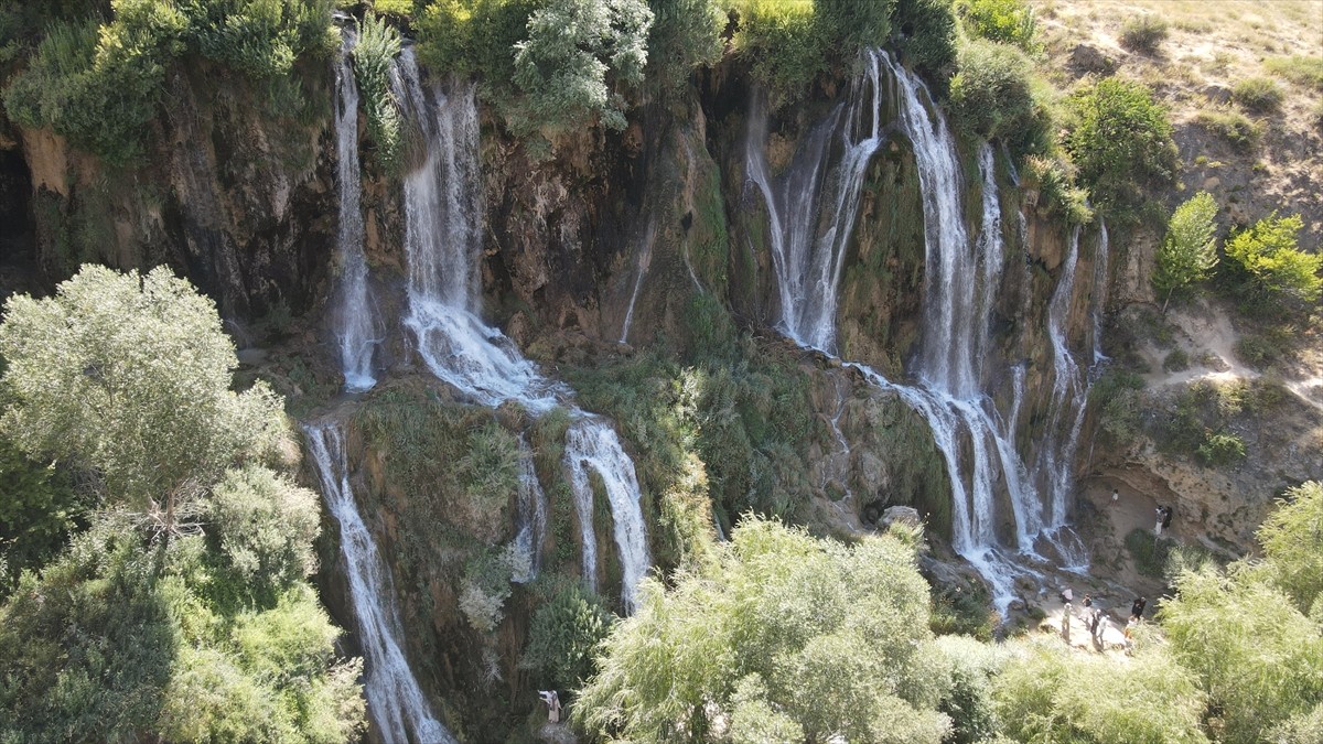 Girlevik Şelalesi bunaltıcı sıcaklarda doğal güzelliği ve serin havasıyla ziyaretçilere nefes aldırıyor