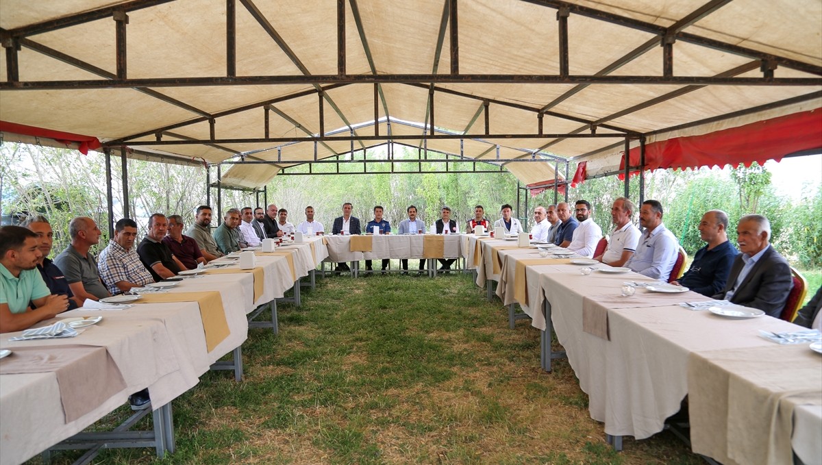 Gürpınar Kaymakamı Erdem vatandaşlarla bir araya geldi