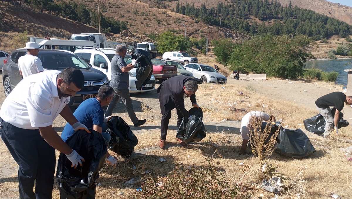 Hazar Gölü çevresinde temizlik çalışması yapıldı