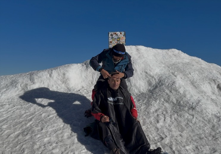 Iğdırlı berber, müşterisini Ağrı Dağı'nın zirvesinde tıraş etti