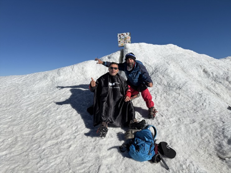 Ağrı müşterisini berber, Iğdırlı zirvesinde etti tıraş Dağı
