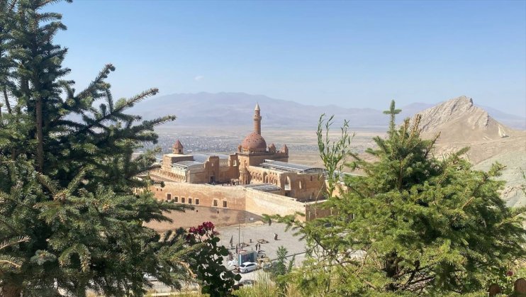 İshak Paşa Sarayı yaz tatilinde yurdun dört bir yanından ziyaretçi ağırlıyor1