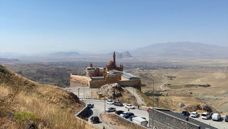 İshak Paşa Sarayı yaz tatilinde yurdun dört bir yanından ziyaretçi ağırlıyor2