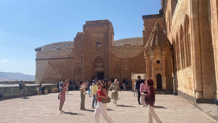 İshak Paşa Sarayı yaz tatilinde yurdun dört bir yanından ziyaretçi ağırlıyor4