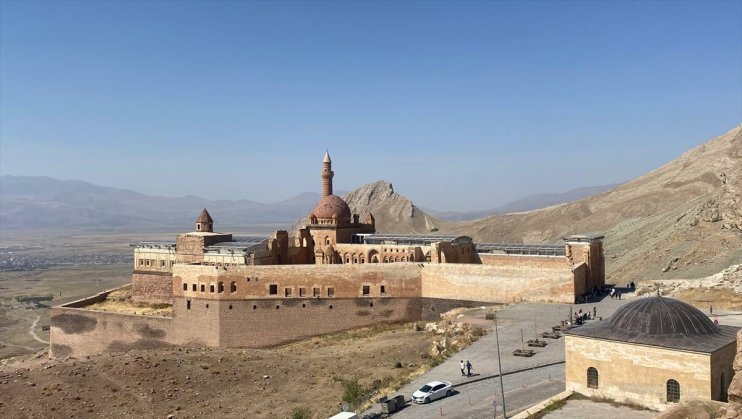 İshak Paşa Sarayı yaz tatilinde yurdun dört bir yanından ziyaretçi ağırlıyor5