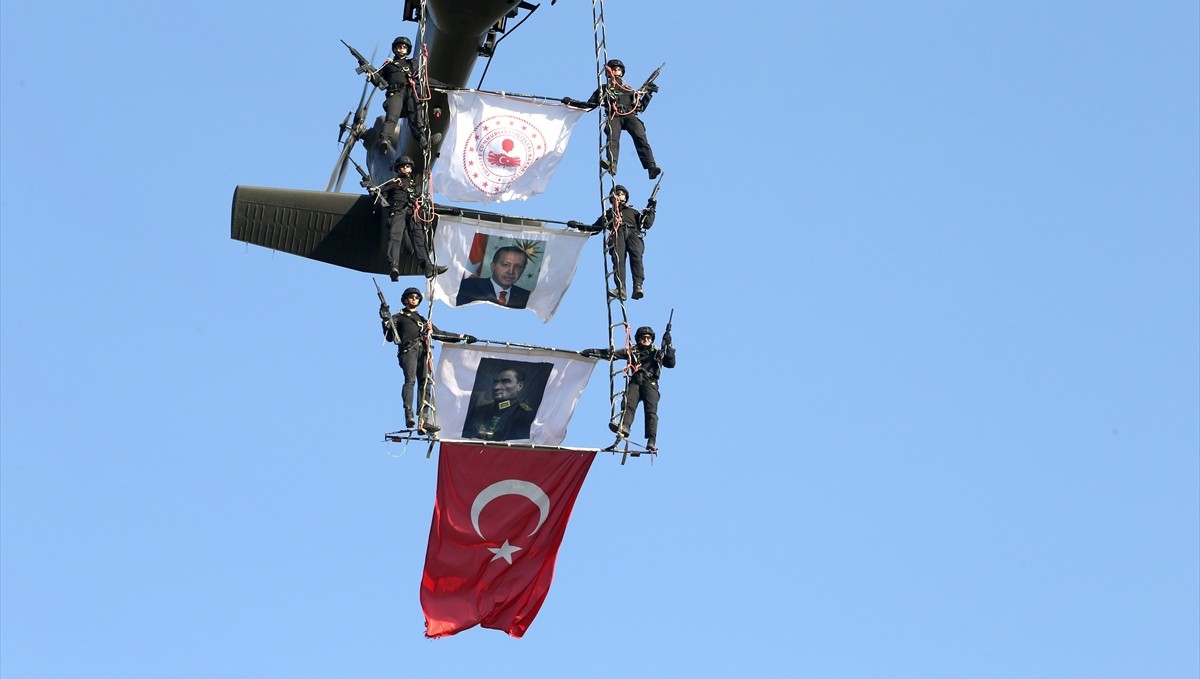 Jandarma ekipleri Malazgirt Zaferi kutlamalarındaki hava gösterileriyle izleyenleri coşturdu