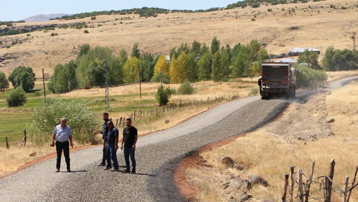 Karlıova'da yol asfaltlama ve onarım çalışmaları