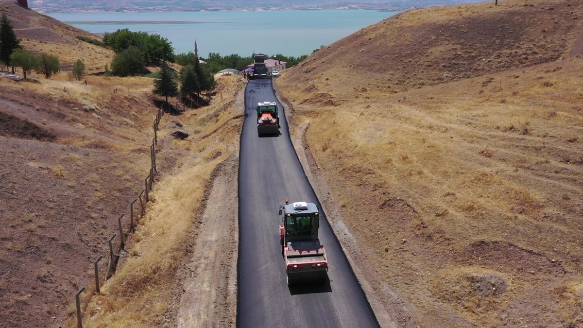 Kavurucu sıcakta köy yollarını asfaltlıyorlar