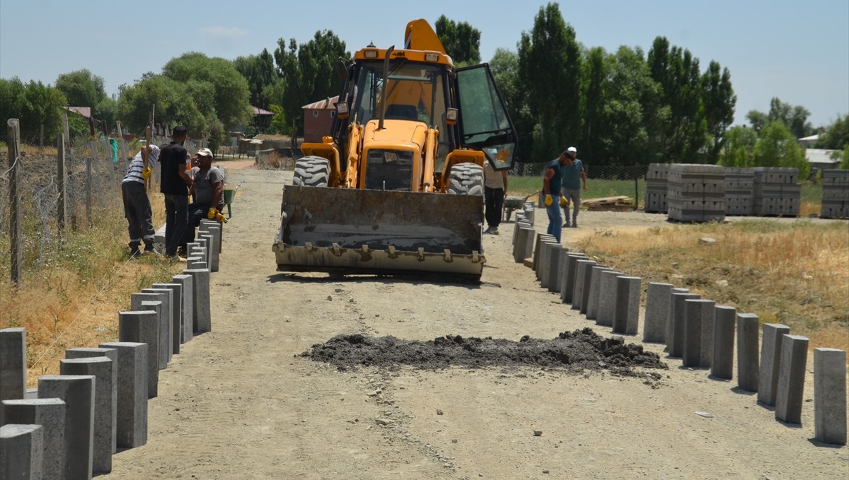 Kırköy beldesinde kilitli parke çalışmaları devam ediyor