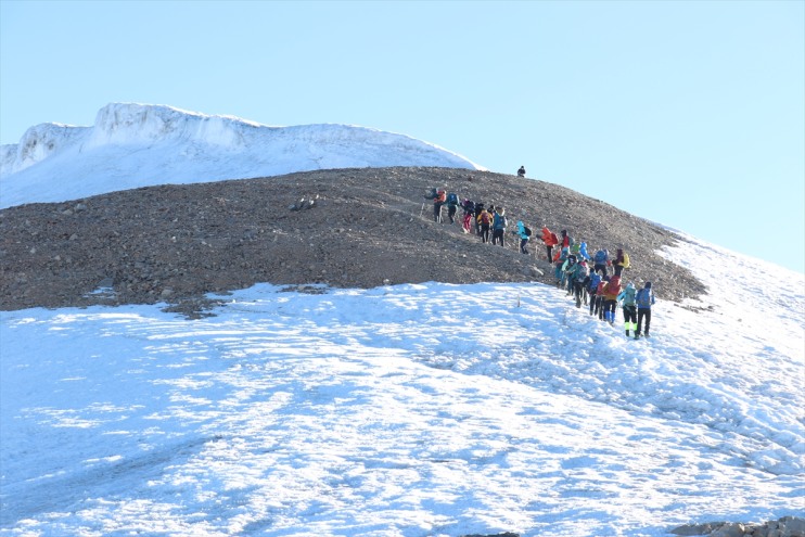 küçülüyor ısınmanın Ağrı Küresel etkisiyle buzullar zirvesindeki Dağı
