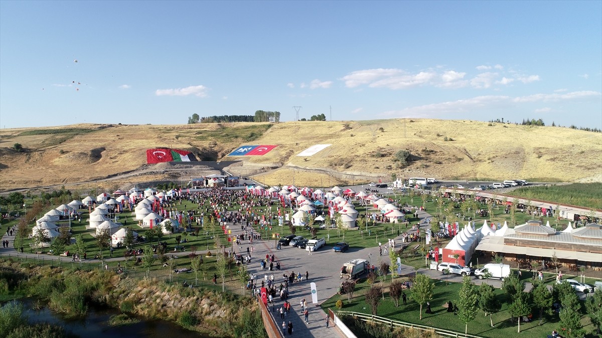 Malazgirt Zaferi birçok ilden misafiri Ahlat'ta buluşturdu