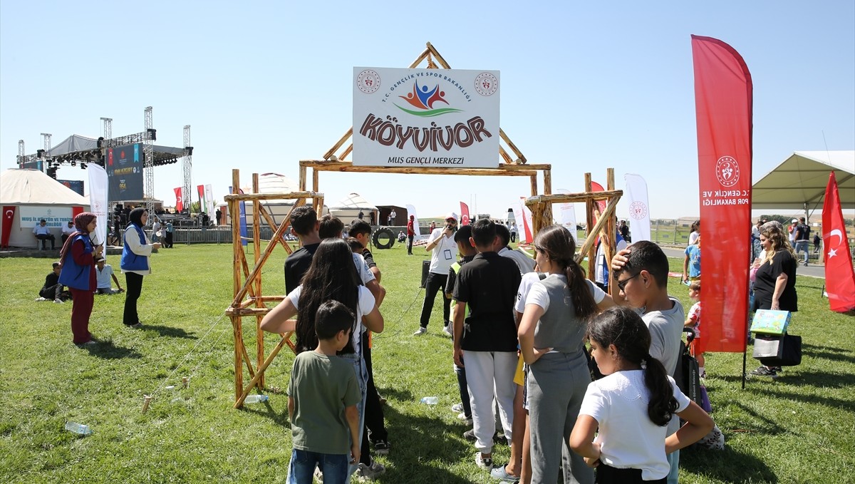 Malazgirt Zaferi etkinliklerine katılan çocuklar coşkuyu ve eğlenceyi bir arada yaşadı