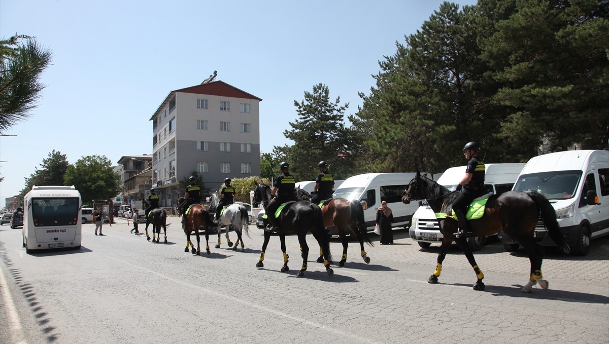 Malazgirt Zaferi kutlamalarına katılacak atlı polisler Ahlat'ta devriye görevi yaptı