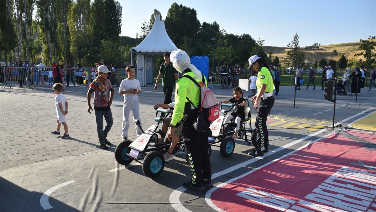 Malazgirt Zaferi kutlamalarına katılan çocuklara trafik eğitimi verildi