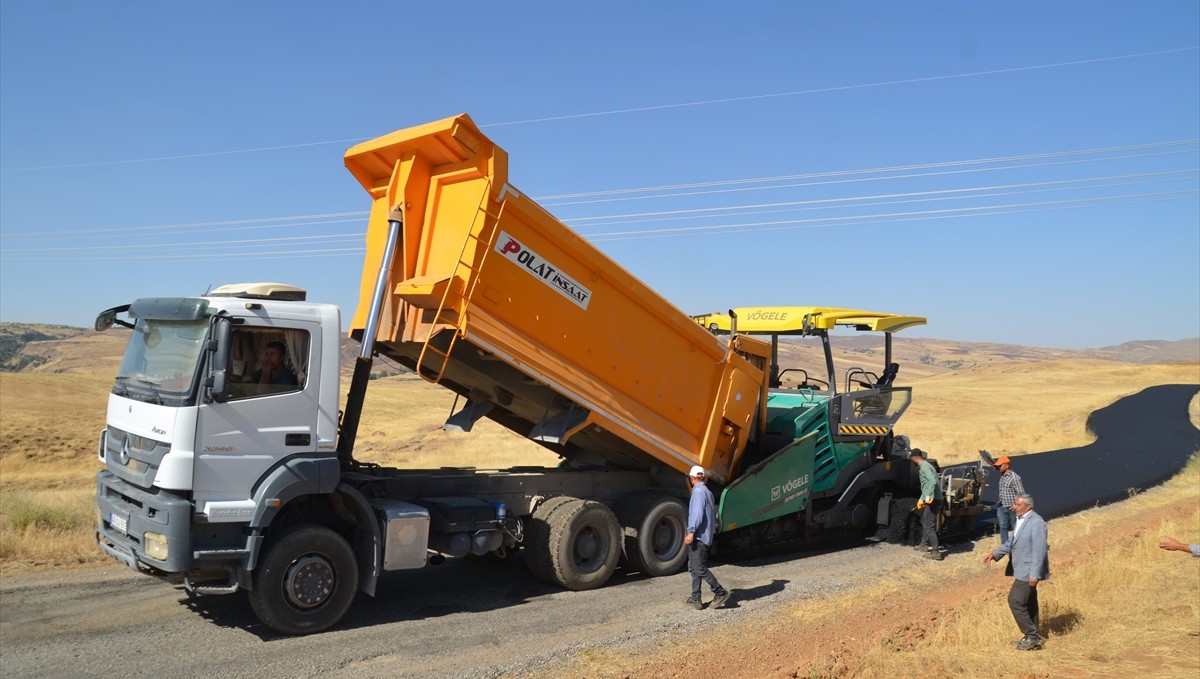 Muş'ta ekipler kavurucu sıcağa rağmen köy yollarını asfaltlamayı sürdürüyor