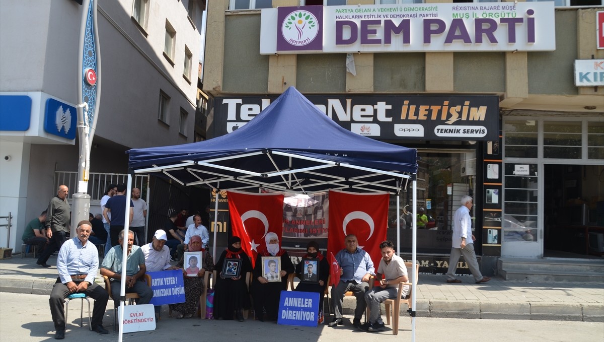 Muşlu aileler DEM Parti önündeki eylemlerini sürdürdü