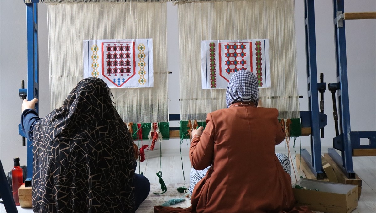 Oğuz boylarının kültürel mirası tescilli "Cengerli kilimi" Erzincan'da gelecek nesillere aktarılıyor