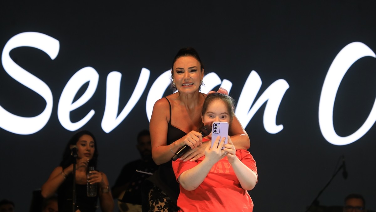 Sanatçı Sevcan Orhan Bitlis'te sahne aldı