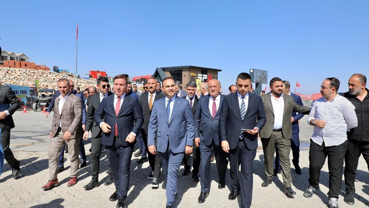 Sanayi ve Teknoloji Bakanı Kacır Ergan Dağı Kayak Merkezi'ni ziyaret etti
