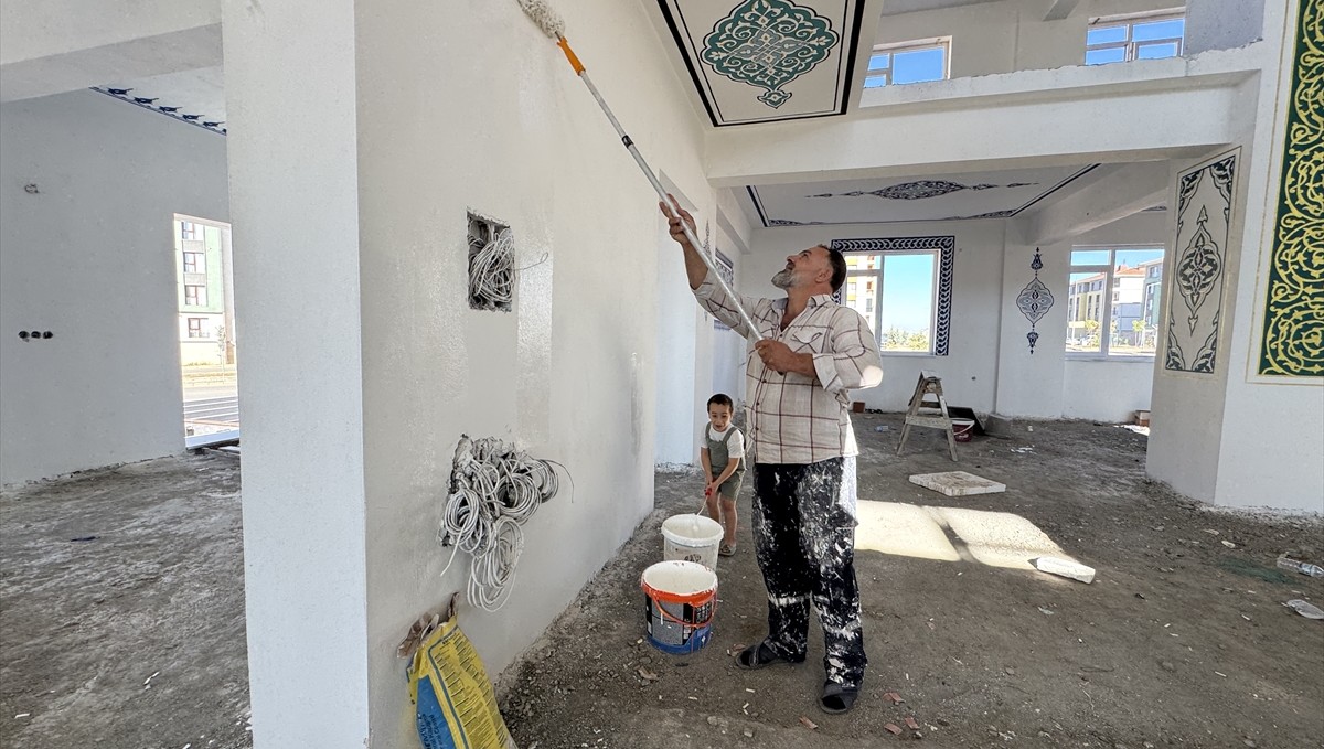 Şehit oğlunun hayrı için okul, cami ve Kur'an kurslarının boya işlerini yapıyor