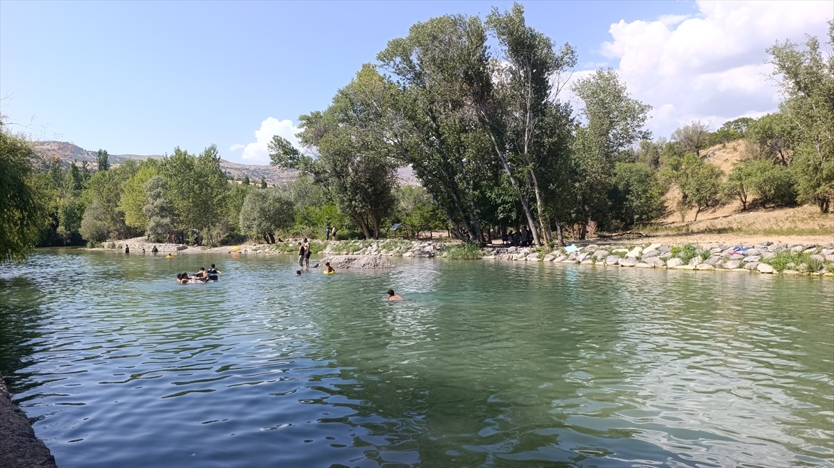 Tunceli'de sıcaktan bunalan vatandaşlar Tağar Çayı'nda yüzerek serinliyor