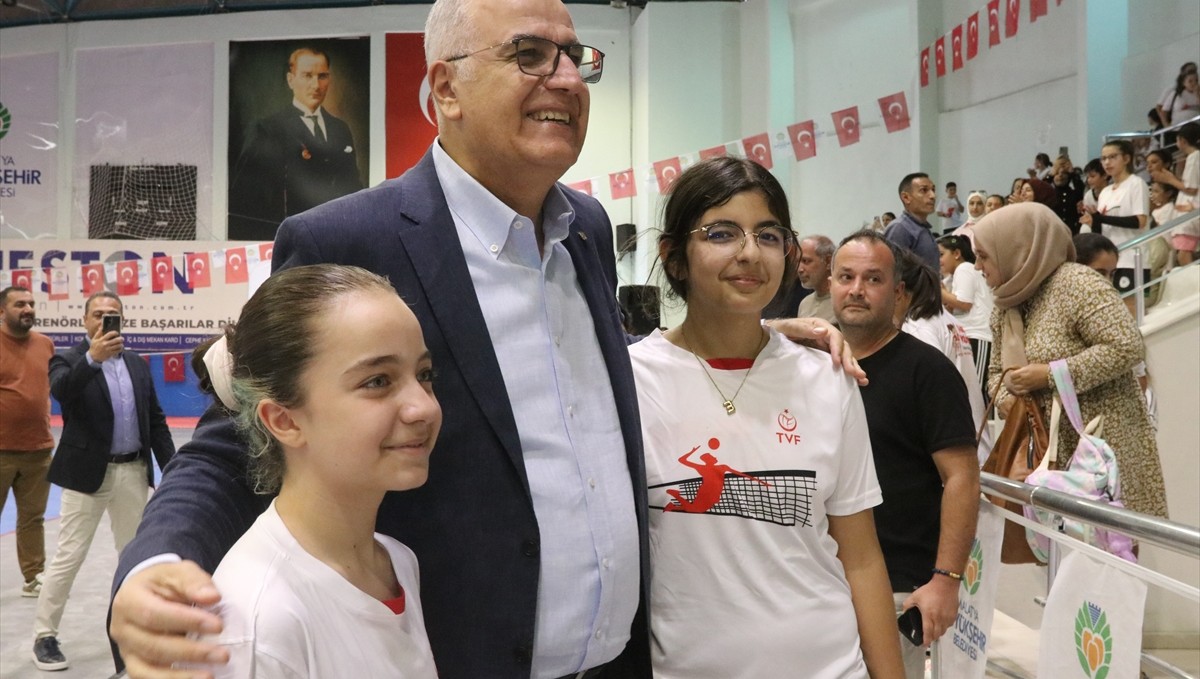 TVF Başkanı Üstündağ, Malatya'da çocukların voleybol antrenmanını izledi