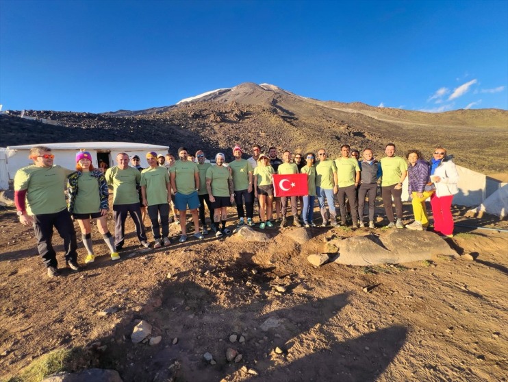 Ağrı koşarak maratoncular tırmandı Ultra Dağı zirvesine 5