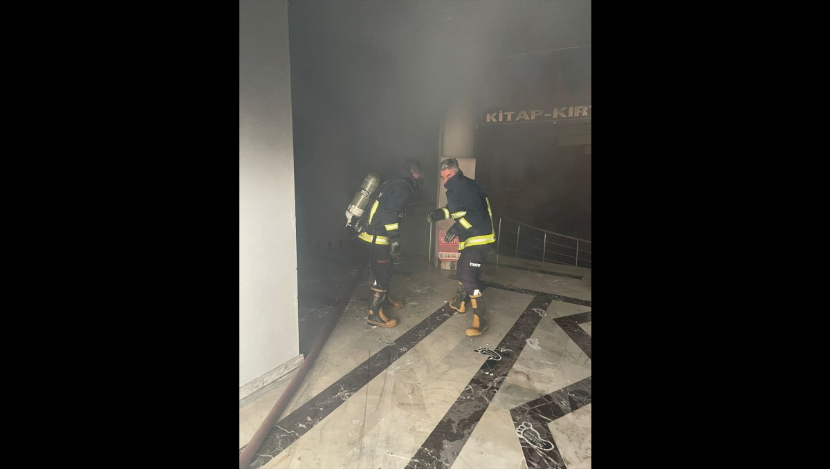 Van'da iş merkezinde çıkan yangında 4 dükkan zarar gördü