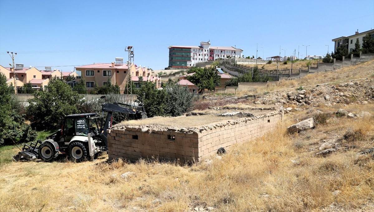 Van'da metruk binalar ve ahırlar yıkılıyor