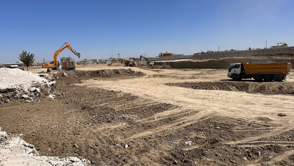 Van Valisi Balcı, şehir hastanesi inşaat alanında incelemelerde bulundu