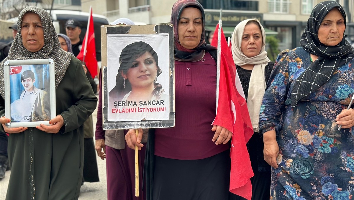 Vanlı aileler DEM Parti binası önündeki "evlat nöbeti"ni sürdürdü