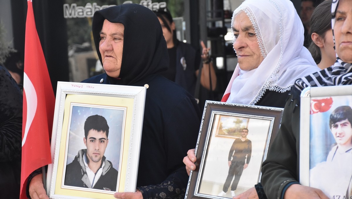 Vanlı aileler DEM Parti binası önündeki "evlat nöbeti"ni sürdürdü