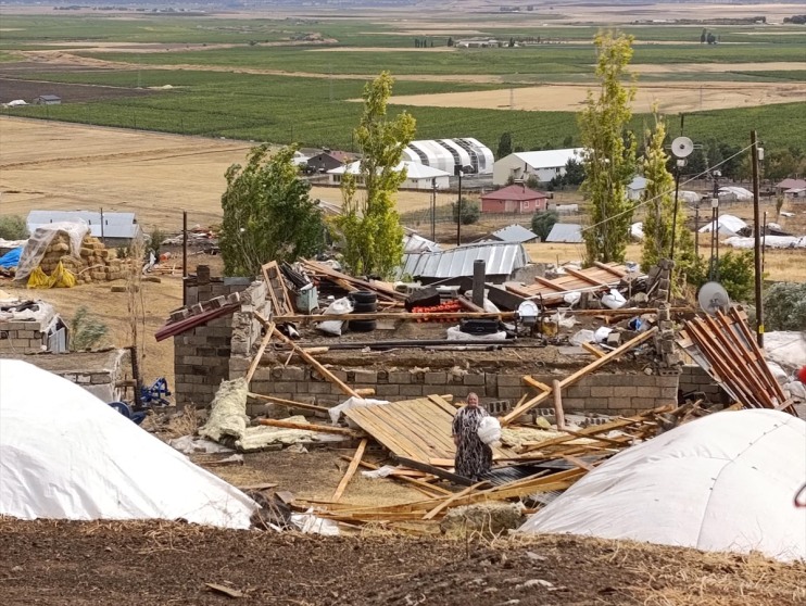 Ağrı'da fırtına 44 ev ve 30 ahırın çatısını uçurdu