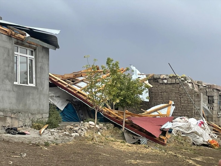 çatısını ve 44 fırtına Ağrı