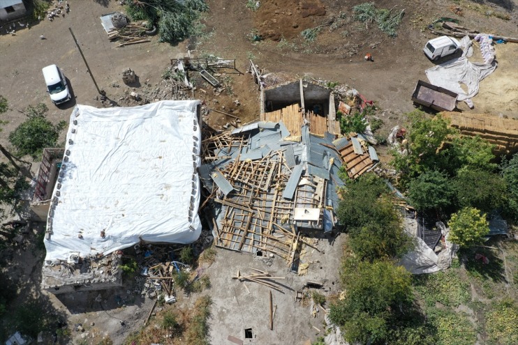 Ağrı'da hortum ve fırtınadan hasar gören köy dronla görüntülendi