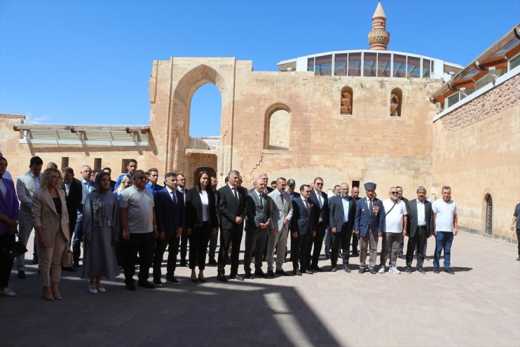 İshak Paşa tutukluların el sergilendi Sarayı