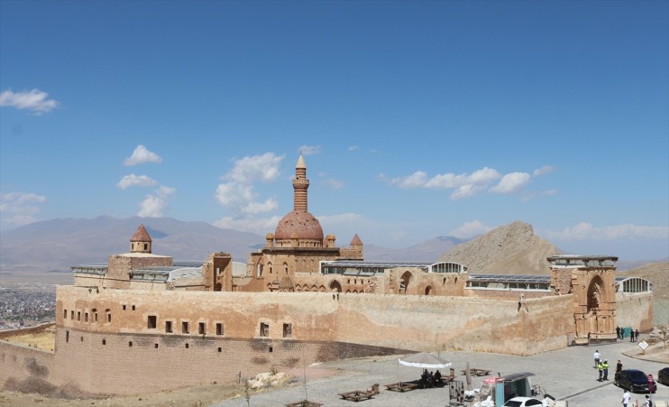 hazırladığı ve Sarayı