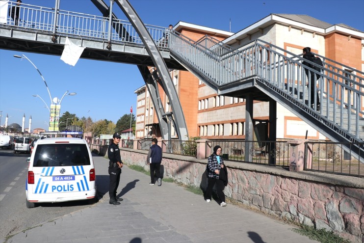 öğrencilerin için denetliyor ekipleri polis güvenliği Ağrı