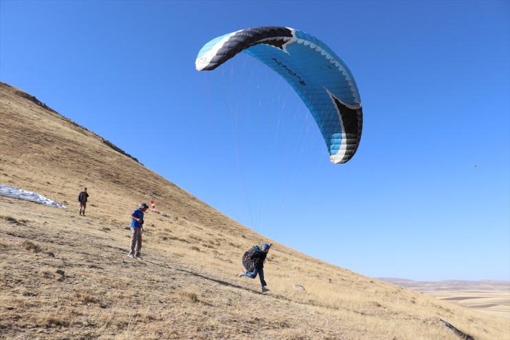 Ağrılı gençler şehrin güzelliklerini yamaç paraşütüyle keşfedecek