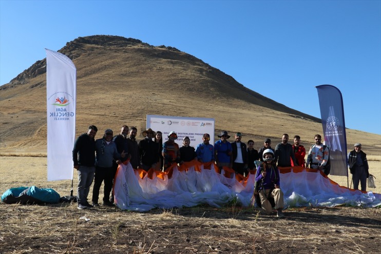 keşfedecek güzelliklerini paraşütüyle Ağrılı yamaç gençler şehrin 12