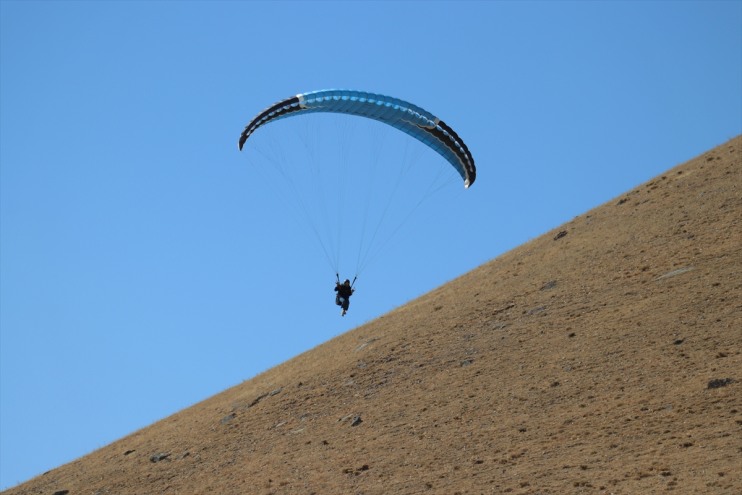 Ağrılı paraşütüyle güzelliklerini gençler keşfedecek şehrin yamaç 13