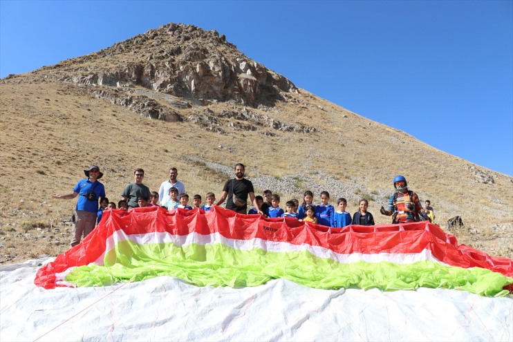 şehrin gençler paraşütüyle güzelliklerini Ağrılı keşfedecek yamaç 6