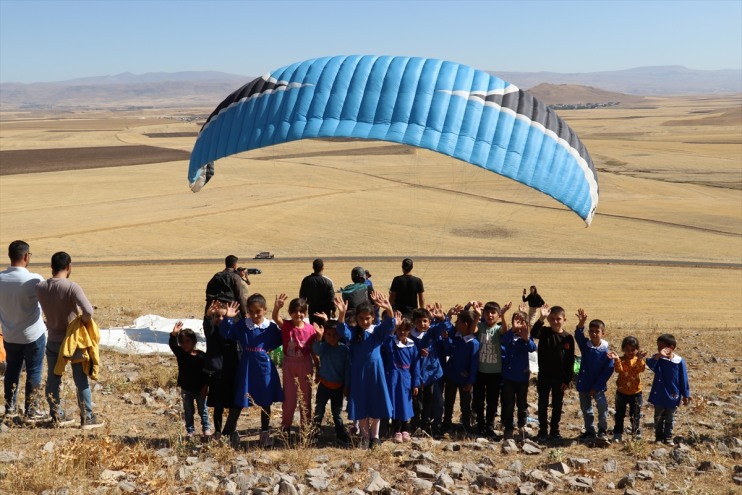 şehrin gençler paraşütüyle Ağrılı yamaç keşfedecek güzelliklerini 7