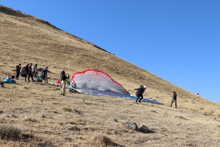 Ağrılı şehrin gençler paraşütüyle yamaç keşfedecek güzelliklerini 8