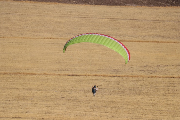 paraşütüyle güzelliklerini şehrin keşfedecek gençler yamaç Ağrılı 9